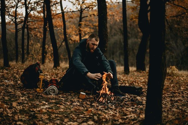 Quels sont les conseils pour un camping en forêt de feuillus en automne?