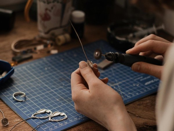 Quelle croisière offre des ateliers de fabrication de bijoux traditionnels avec des artisans locaux?