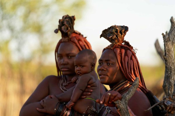 Comment découvrir les traditions artisanales des tribus Himba en Namibie : visites et expériences immersives ?